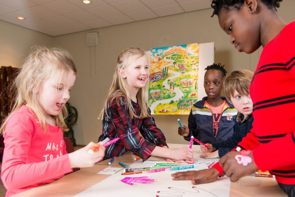 Kinderen aan de slag met Pasen Bijbel Basics