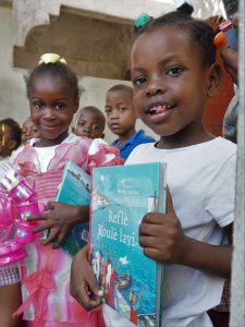 Kinderen krijgen hun eigen Prentenbijbel in Haïti