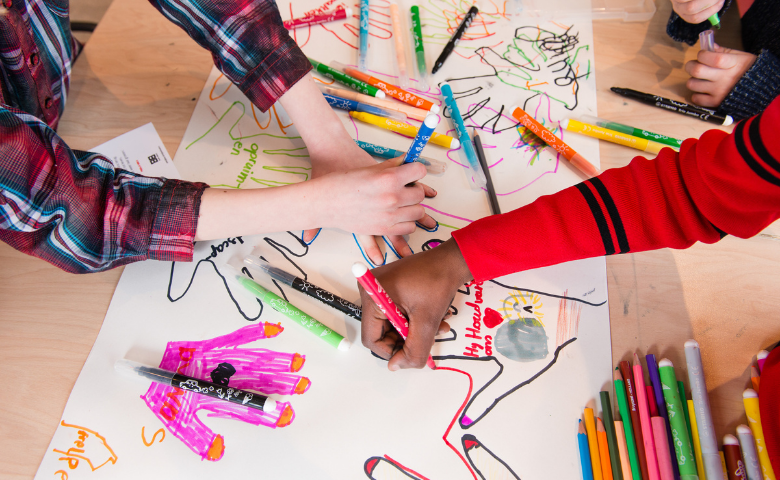 Kinderen die aan de slag zijn met Bijbel Basics