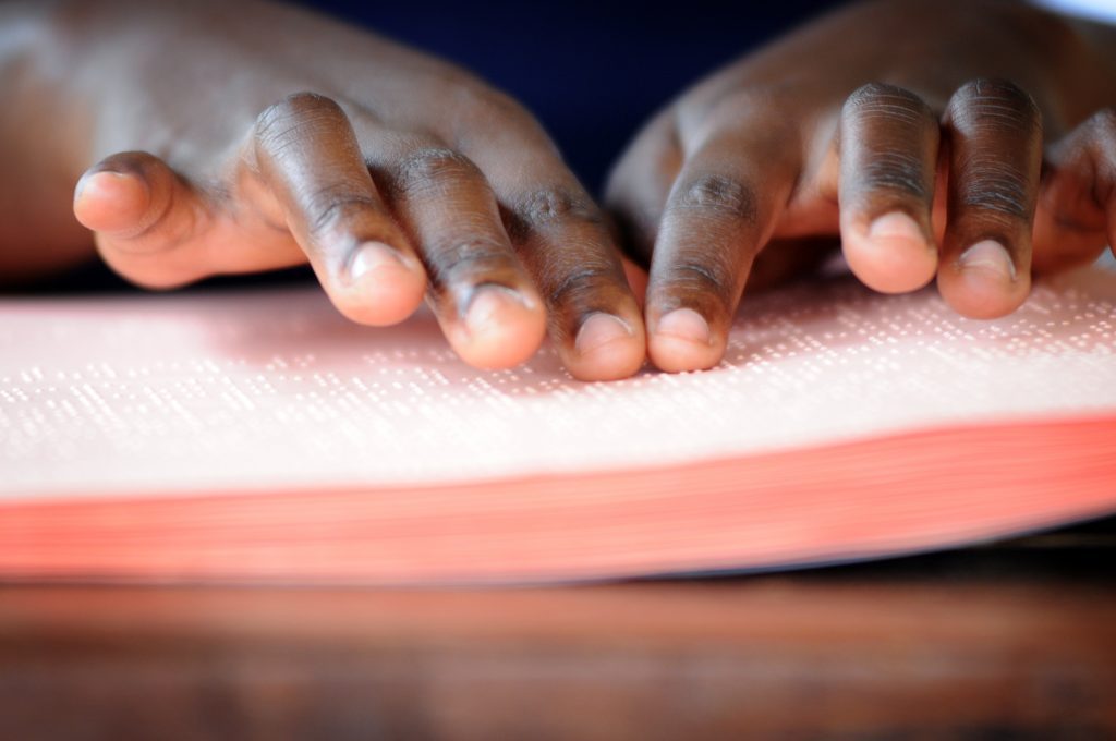 Braillebijbels voor blinde mensen wereldwijd